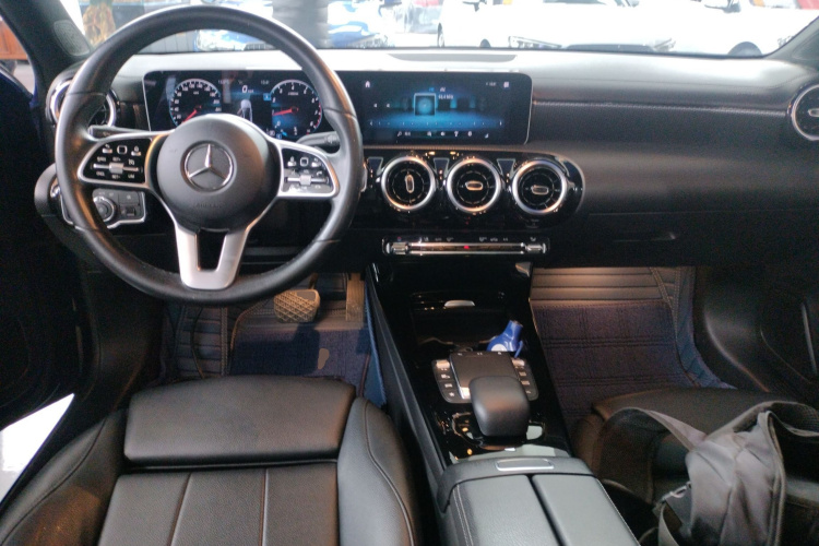 奔驰A级 2020款 改款 A 200 L 运动轿车动感型中控内饰12