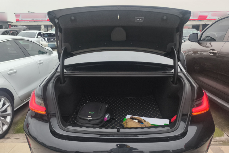 宝马3系 2024款 325Li M运动曜夜套装机舱底盘23