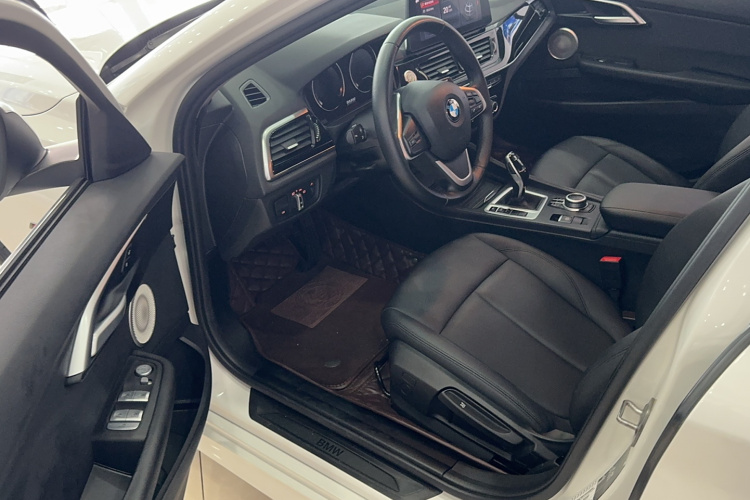 宝马1系 2021款 改款 120i M运动版中控内饰7002