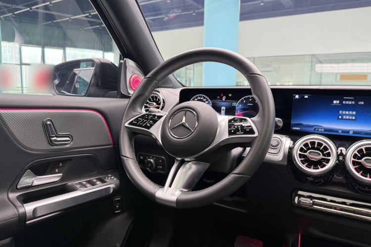 奔驰GLB 2024款 改款 GLB 200 动感型中控内饰7003