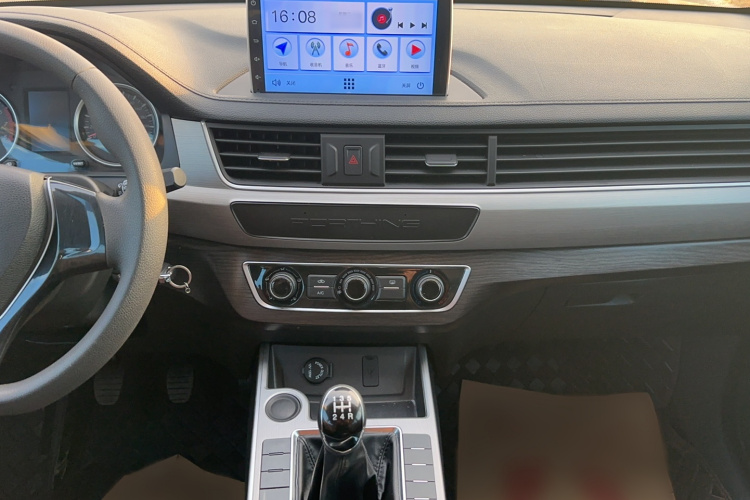 东风风行 风行T5 2023款 盛世款 1.6L 手动筑梦版 五座中控内饰7004