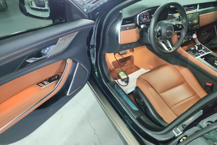 捷豹XFL 2023款 XFL 2.0T P250 两驱精英运动鎏金版中控内饰20