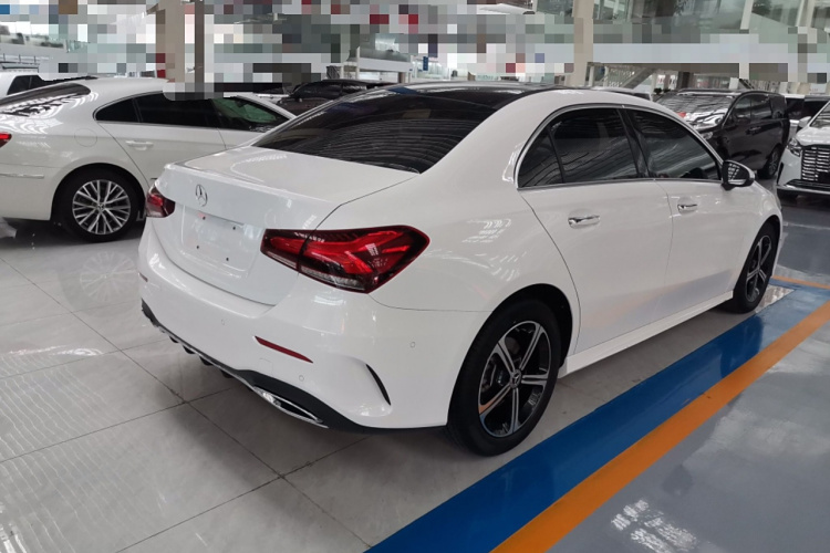 奔驰A级 2022款 改款三 A 200 L 运动轿车时尚型车身外观7