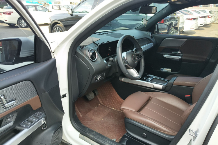 奔驰GLB 2024款 GLB 200 动感型中控内饰20