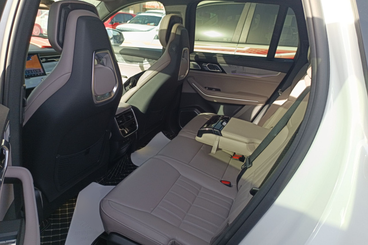 领克09 EM-P 2023款 2.0TD EM-P 远航版PM 七座中控内饰7004