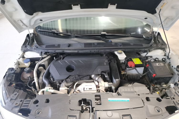 标致408 2019款 360THP 自动豪华版 国VI机舱底盘24