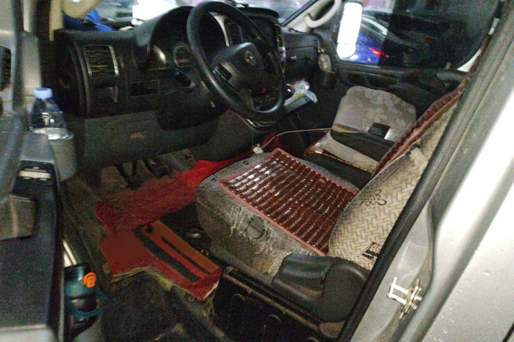 东风御风 御风 2021款 2.0T动力王前驱物流车长轴中顶6-9座国VI ZD20中控内饰7003