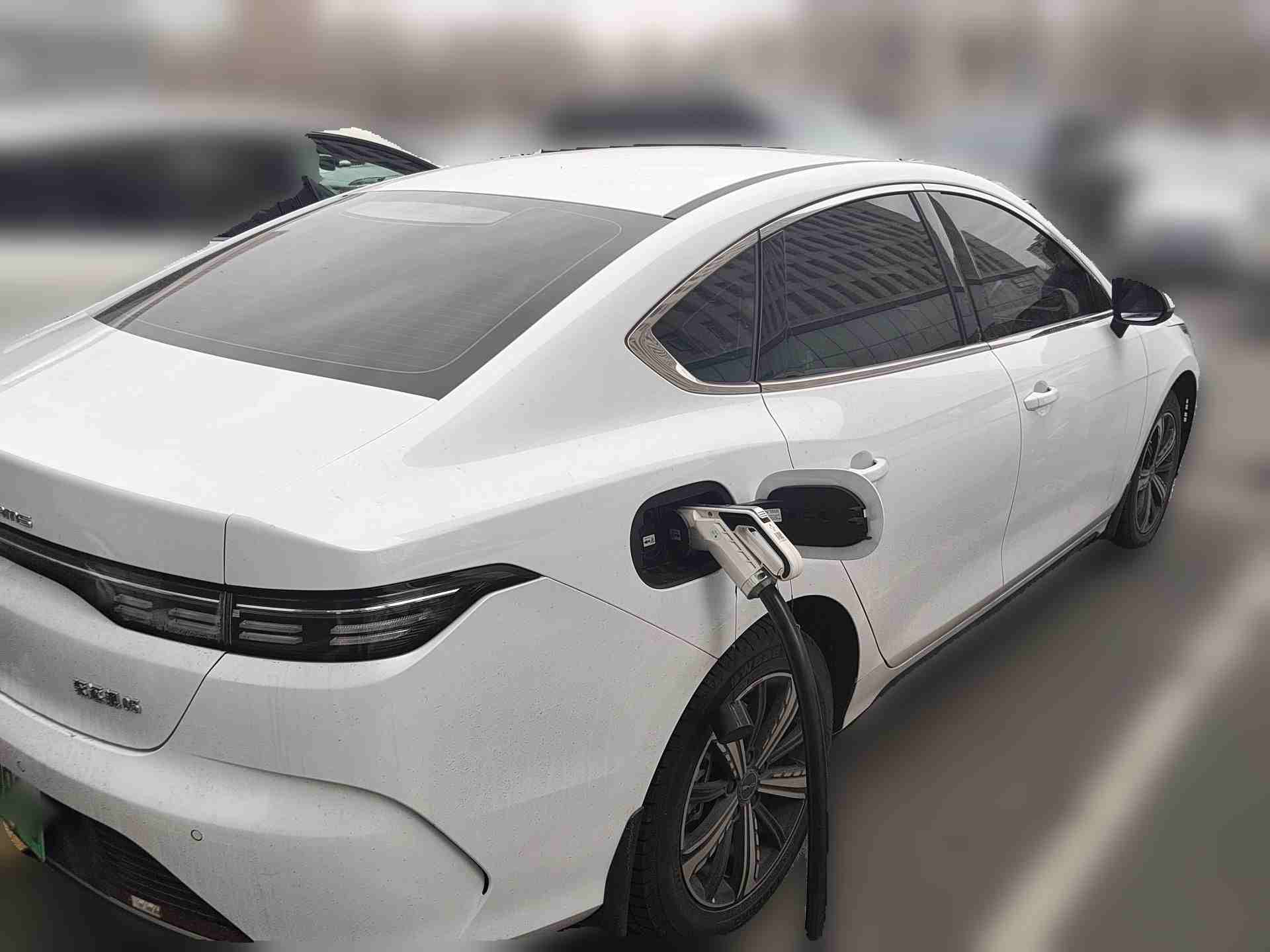车辆右后45度外观展示