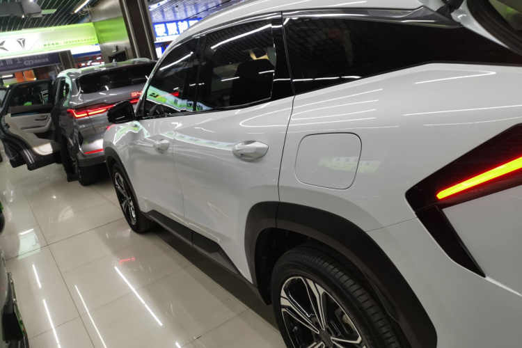 吉利银河 银河L7 2024款 1.5T 115km MAX  龙腾版车身外观4