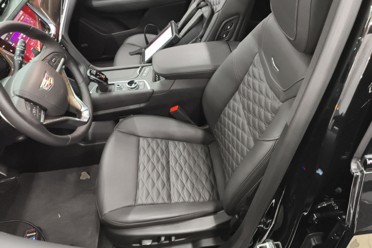 凯迪拉克XT6 2025款 2.0T 六座四驱铂金行政黑标版中控内饰19