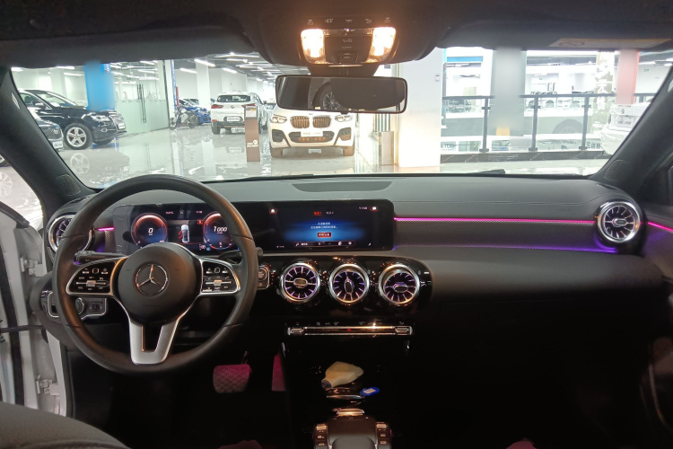 奔驰A级 2020款 改款二 A 180 L 运动轿车中控内饰12