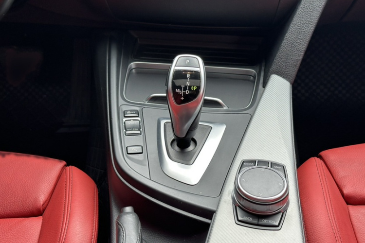 宝马3系 2019款 320i M运动曜夜版中控内饰7008