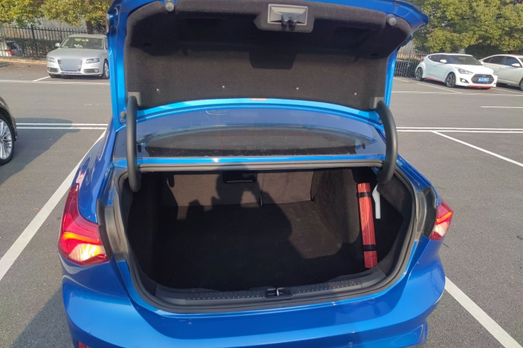 福特 福克斯 2020款 三厢 EcoBoost 180 自动ST Line机舱底盘23