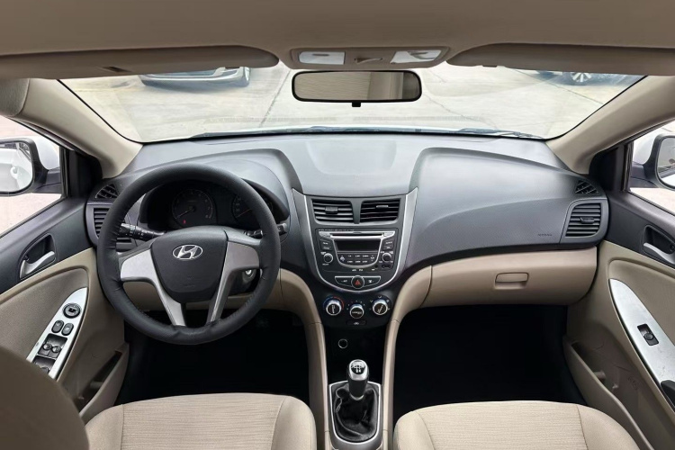 现代 瑞纳 2014款 1.4L 手动智能型GLS中控内饰7002