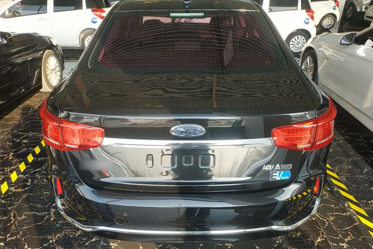 江汽集团 江淮iEVA60 2019款 旗舰型车身外观6