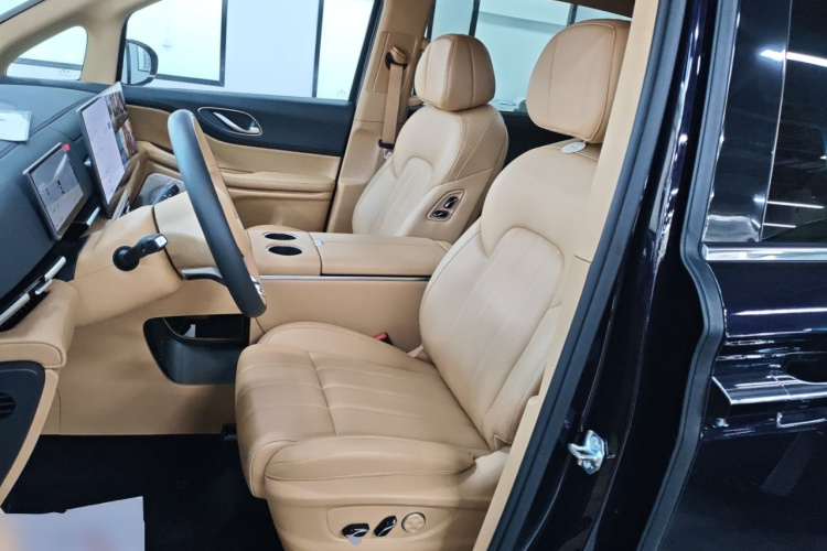 岚图汽车 岚图梦想家 2025款 PHEV 四驱尊贵鲲鹏版中控内饰19