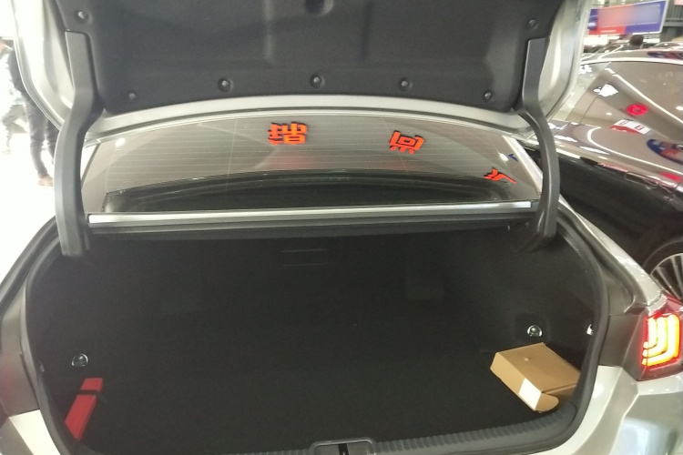 雷克萨斯ES 2022款 300h 卓越版机舱底盘23