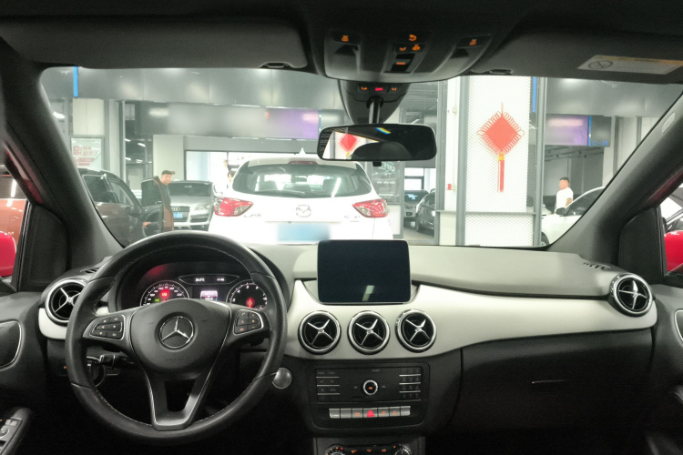 奔驰B级 2018款 B 200 动感型中控内饰12