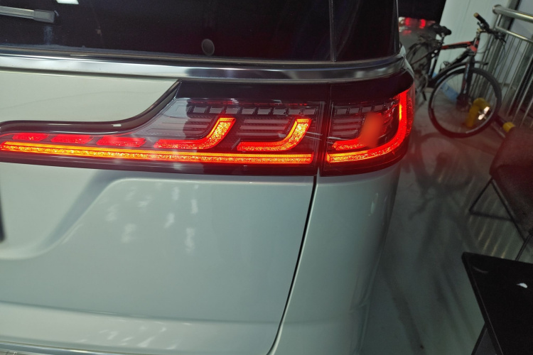 岚图汽车 岚图梦想家 2024款 PHEV 超长续航尊贵版车身外观9