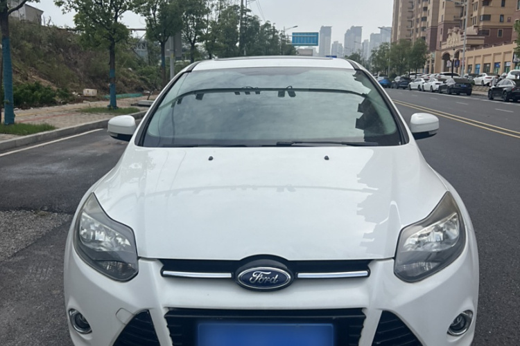 福特 福克斯 2012款 两厢 2.0L 自动豪华运动型车身外观6001