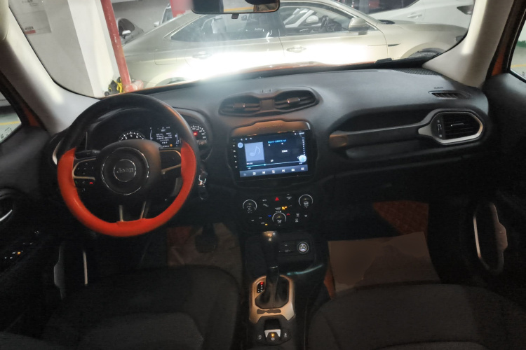 Jeep 自由侠 2018款 互联大屏版 180T 自动高能版中控内饰12