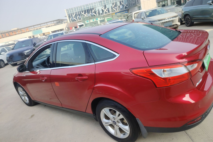 福特 福克斯 2012款 三厢 1.6L 自动风尚型车身外观4