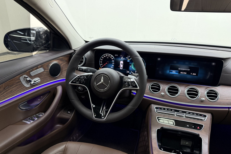 奔驰E级 2023款 改款 E 300 L 时尚型中控内饰7009