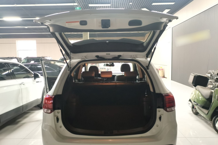 三菱 欧蓝德 2020款 2.4L 四驱致享版 5座机舱底盘23