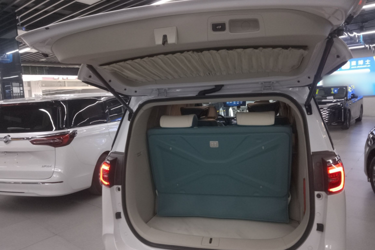 别克GL8 2023款 ES陆尊 舒适型机舱底盘23