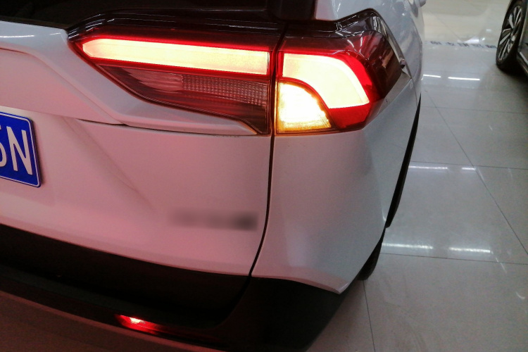 丰田 RAV4荣放 2023款 2.0L CVT两驱风尚Plus版车身外观6006