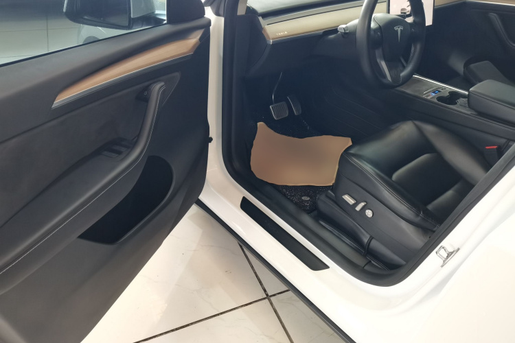 特斯拉 Model Y 2022款 长续航全轮驱动版中控内饰20