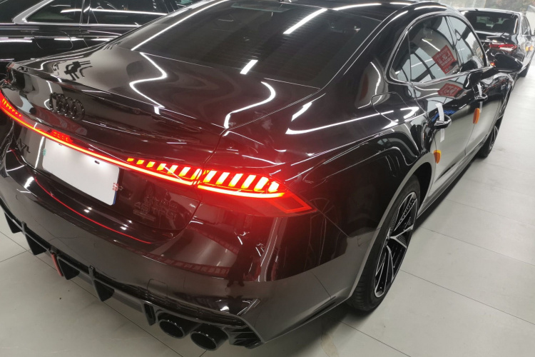 奥迪A7L 2024款 45TFSI S-line 筑梦型 流晶套装车身外观7