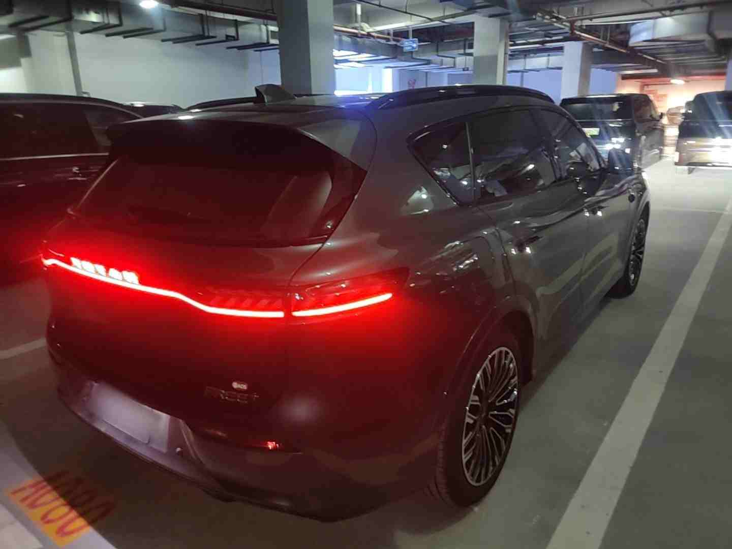 车辆右后45度外观展示
