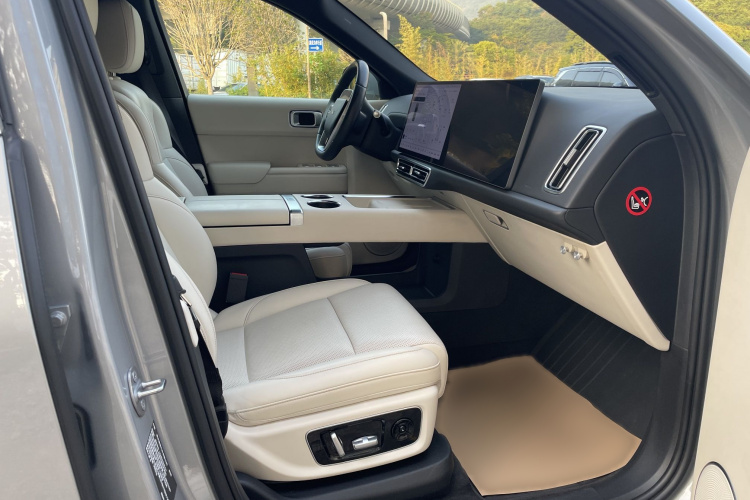理想汽车 理想L8 2023款 Max中控内饰7005