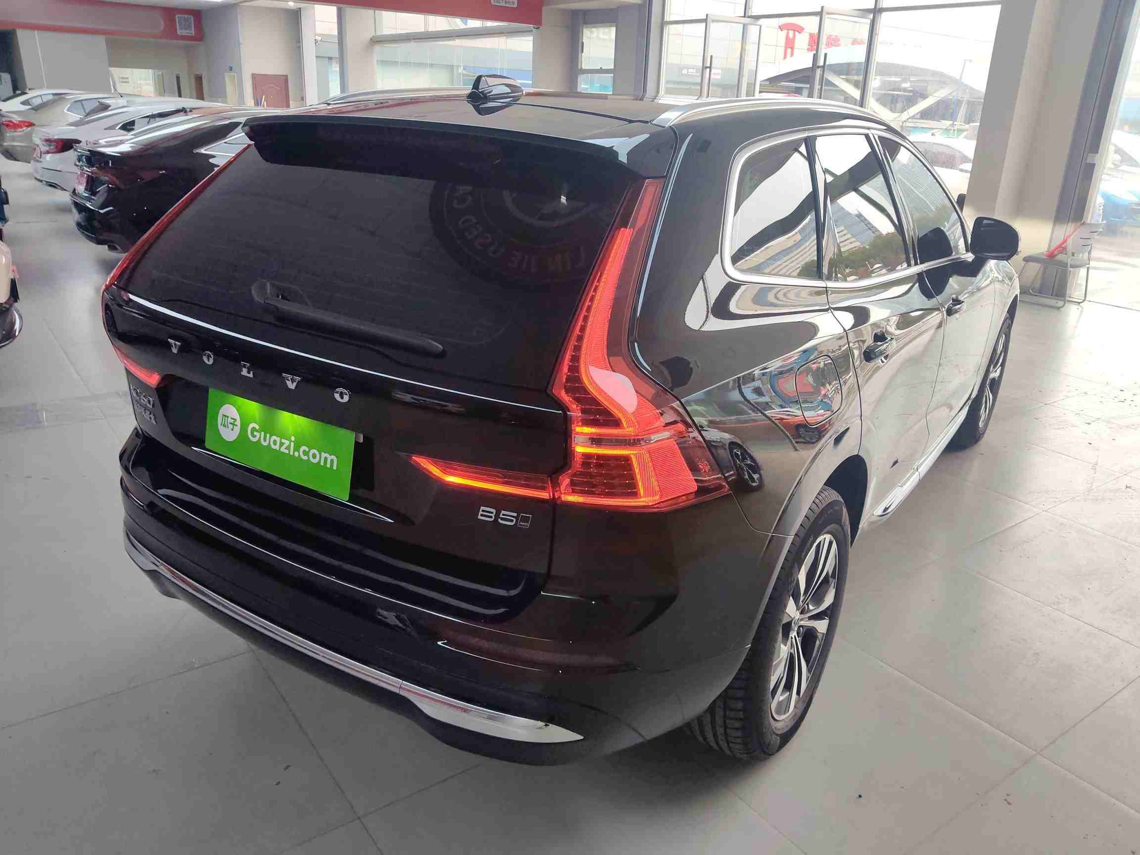 车辆右后45度角展示，凸显车身线条与轮毂造型