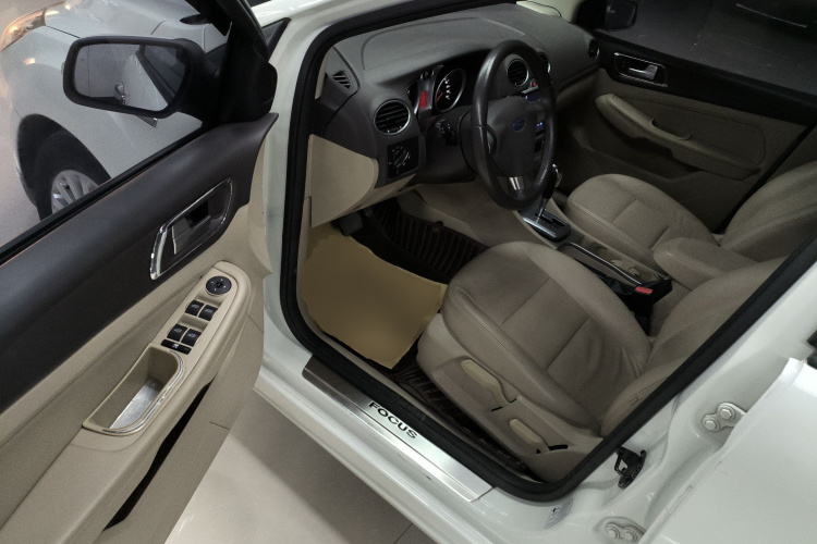 福特 福克斯 2013款 两厢经典 1.8L 自动时尚型中控内饰20