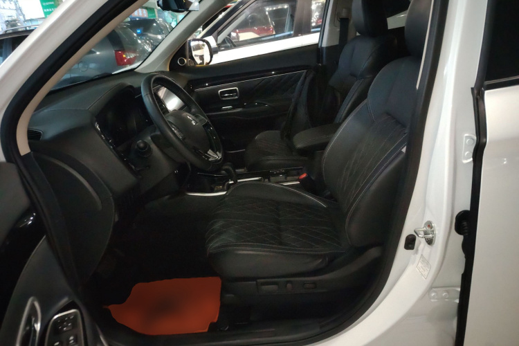 三菱 欧蓝德 2021款 改款 2.0L 两驱畅享版 5座中控内饰19