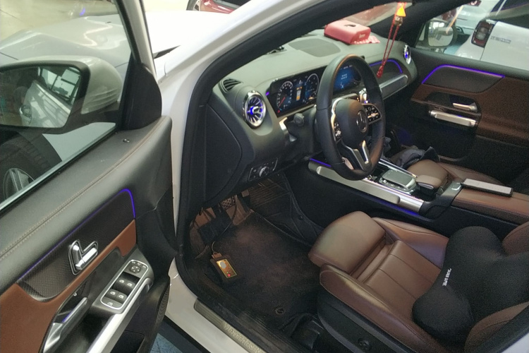 奔驰GLB 2021款 GLB 200 动感型中控内饰7003