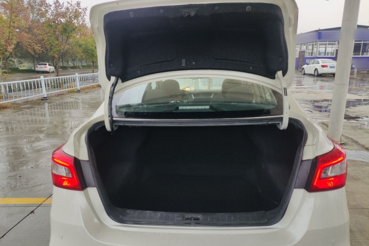 日产 轩逸 2022款 经典 1.6XE CVT舒适版机舱底盘23