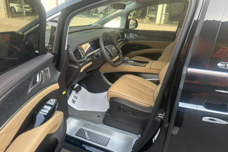 腾势D9 2024款 DM-i 980 四驱尊贵型中控内饰7005