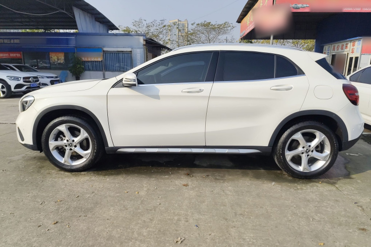 奔驰GLA 2019款 GLA 200 动感型车身外观4