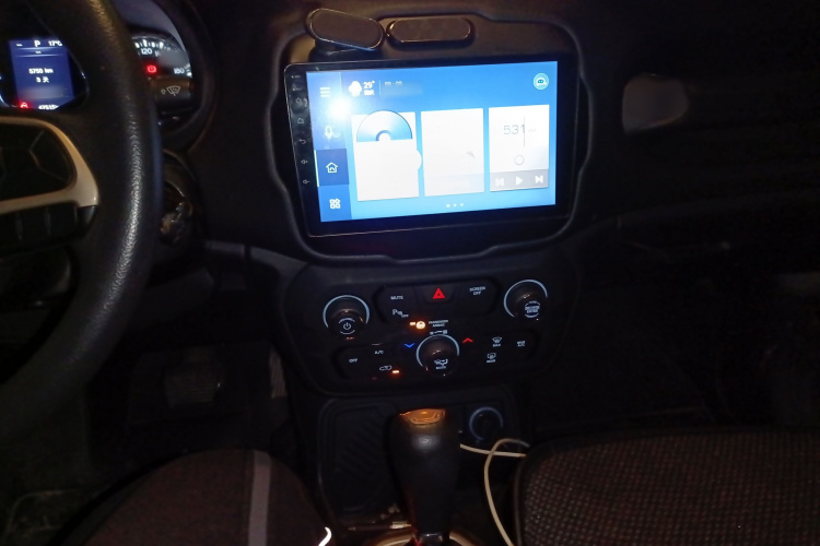 Jeep 自由侠 2018款 互联大屏版 180T 自动高能版局部细节16