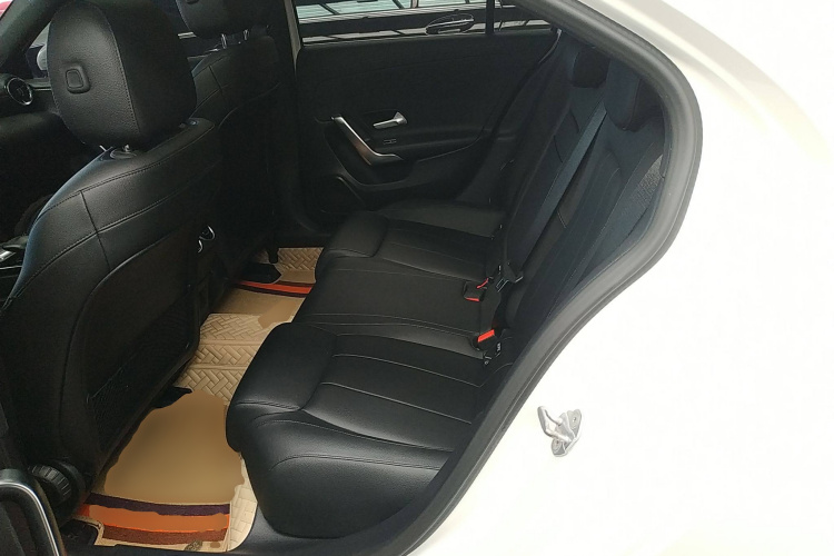 奔驰A级 2020款 改款 A 200 L 运动轿车动感型中控内饰21