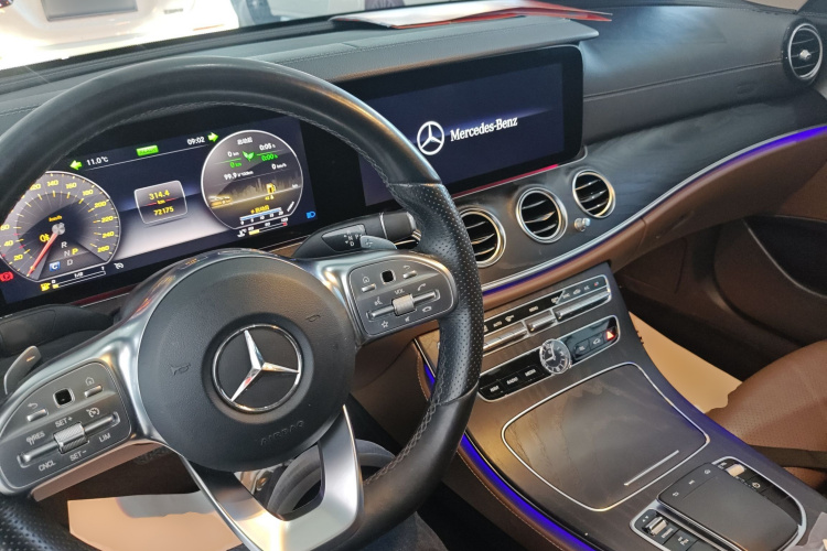 奔驰E级 2019款 E 260 L 运动型中控内饰12