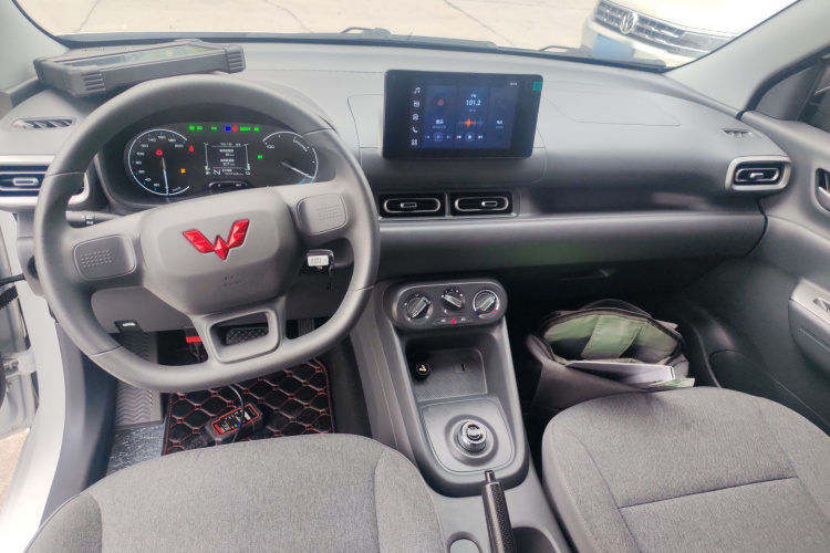 五菱汽车 五菱宏光新能源 2025款 增程式混动 50KM 舒适型中控内饰12