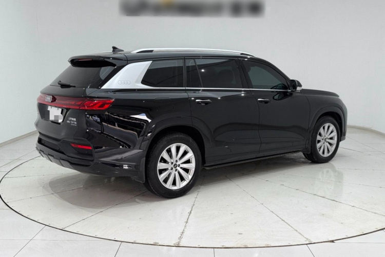 奥迪Q6 2024款 45 TFSI quattro 齐云型 羽林套装 7座车身外观6005