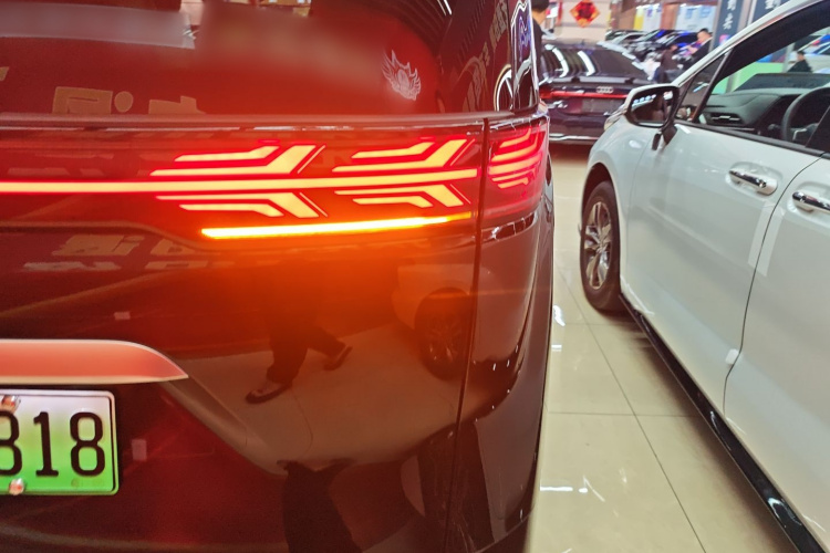 腾势D9 2025款 DM-i 四驱尊航型车身外观9