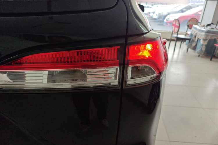 丰田 卡罗拉锐放 2023款 2.0L 精英版车身外观9