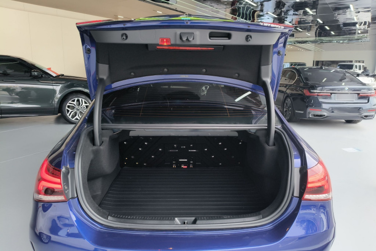 奔驰A级 2020款 改款 A 200 L 运动轿车时尚型机舱底盘23