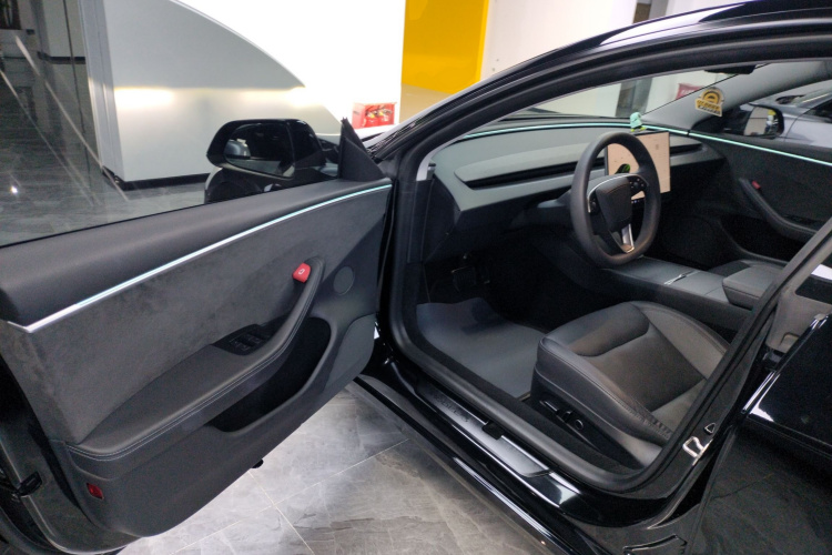 特斯拉 Model 3 2023款 长续航全轮驱动版中控内饰7003